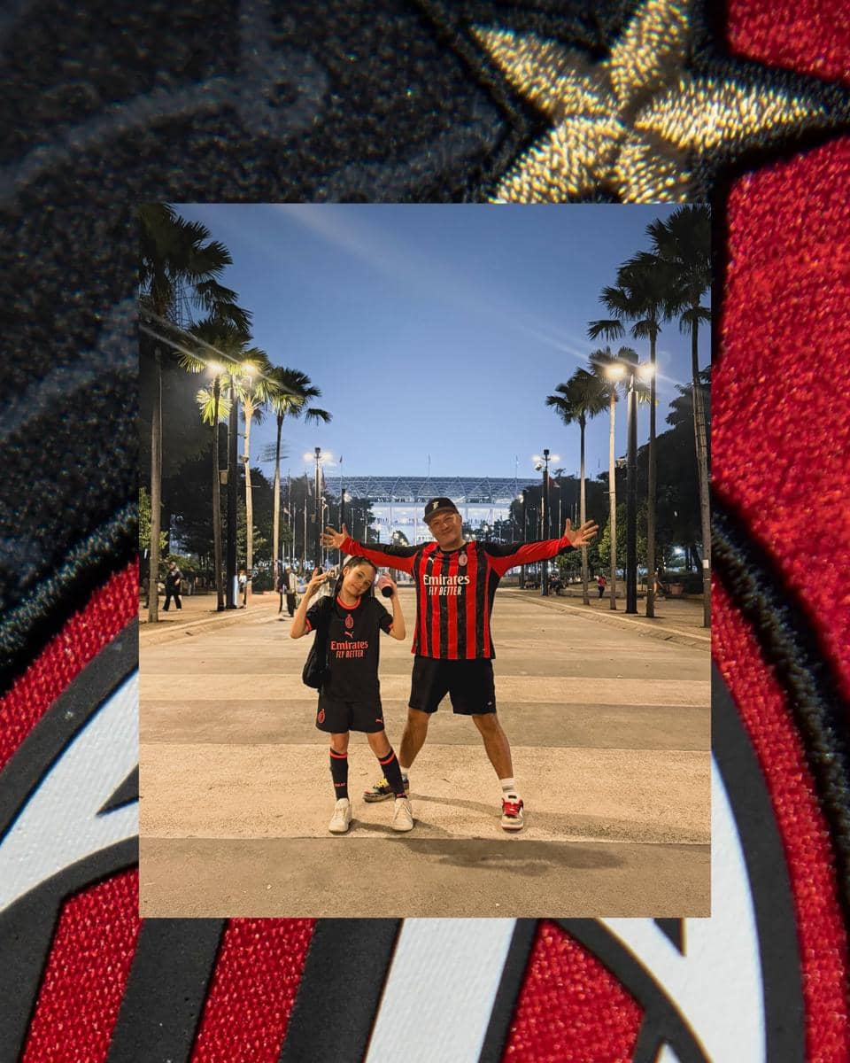 Gempi berjalan sebagai pendamping pemain AC Milan di GBK dalam momen pertandingan sepak bola di Jakarta.