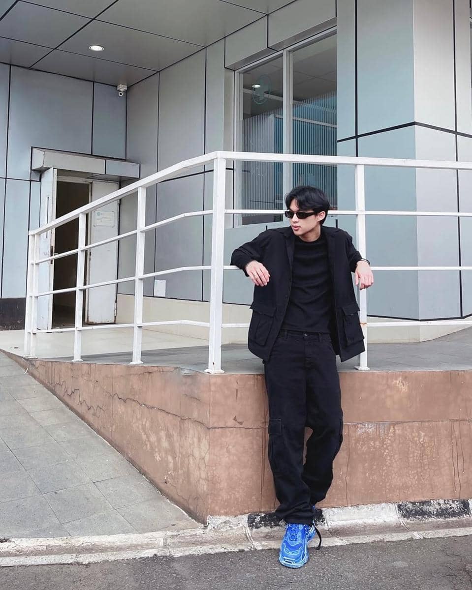 gaya layering Rey Mbayang yang bikin outfit lebih berdimensi