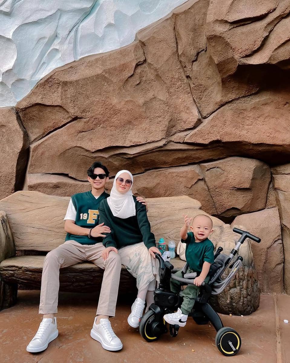 gaya layering Rey Mbayang yang bikin outfit lebih berdimensi