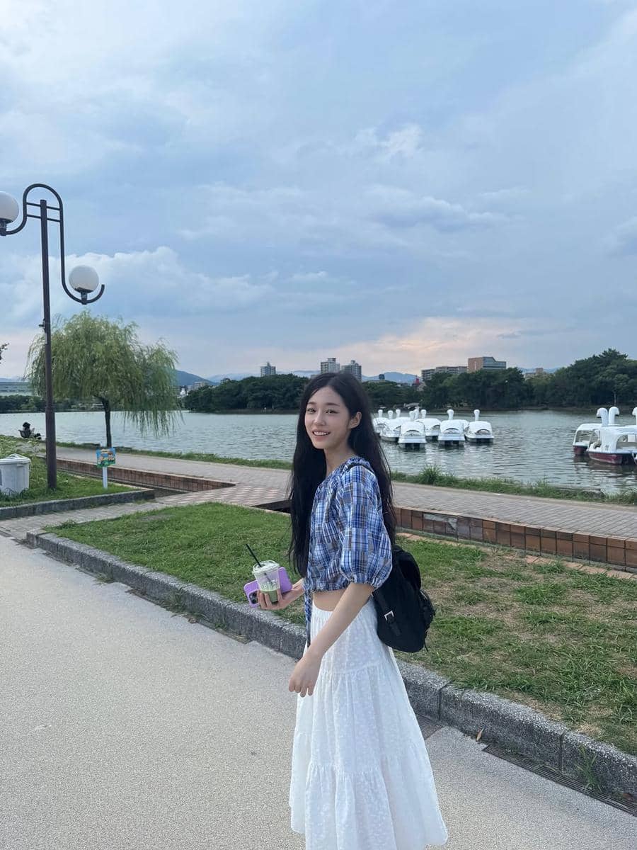 Roh Yoon Seo mengenakan outfit kasual aesthetic dengan perpaduan atasan dan bawahan bergaya santai.