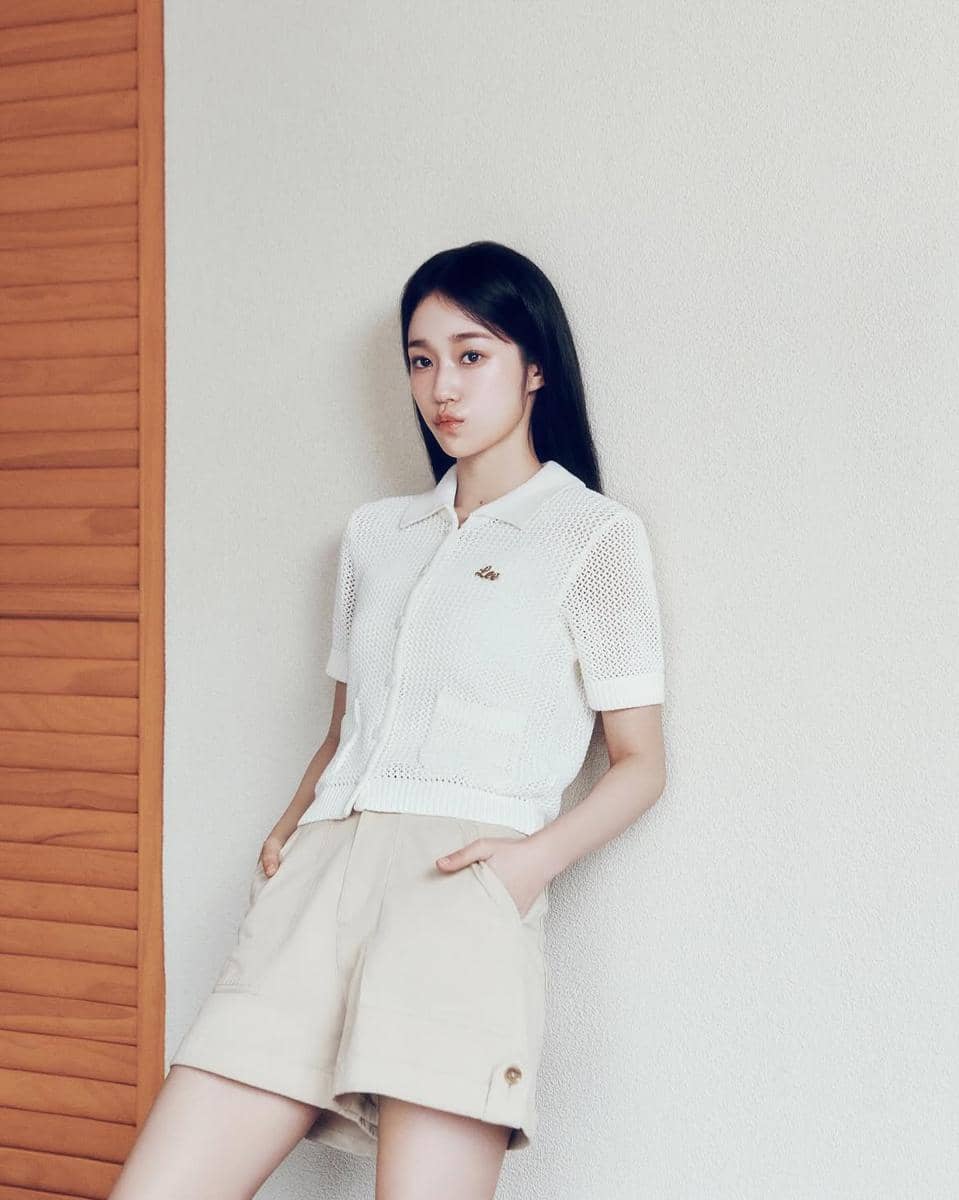 Roh Yoon Seo mengenakan outfit kasual bernuansa aesthetic dalam potret yang diunggah melalui Instagram.