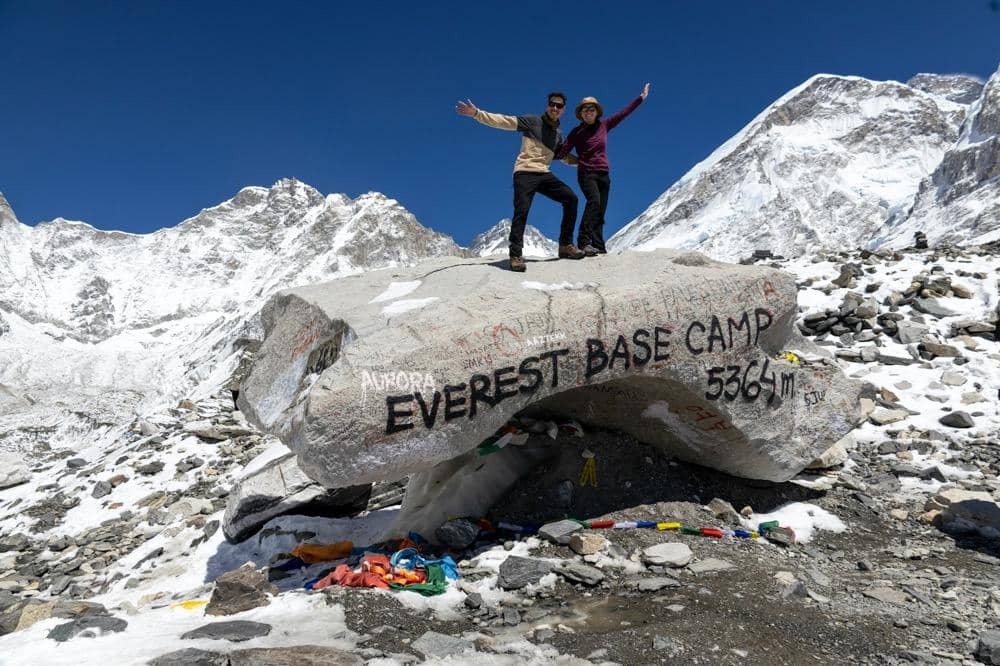 ilustrasi dua pendaki di basecamp Gunung Everest