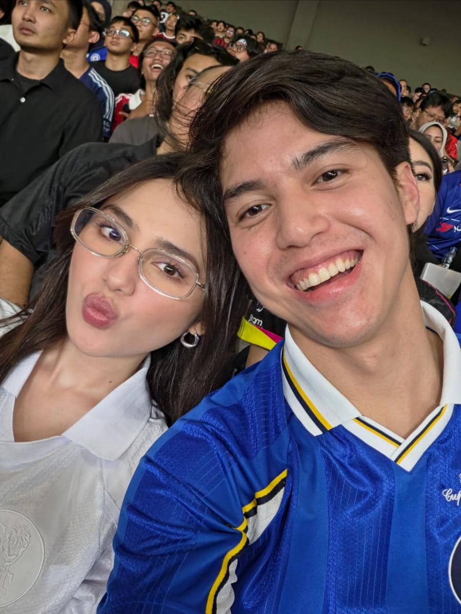 El Rumi menyaksikan pertandingan Chelsea di Stadion Gelora Bung Karno bersama para penonton lainnya.
