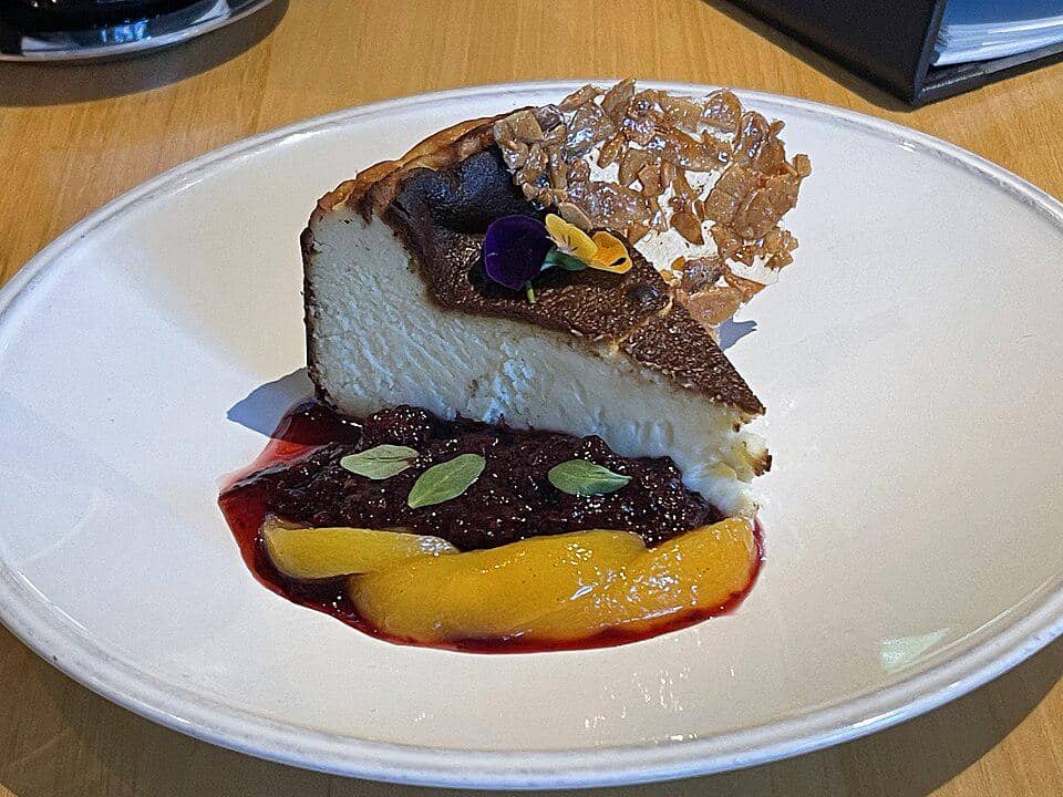 7 Topping yang Bikin Burnt Basque Cheesecake Makin Nikmat