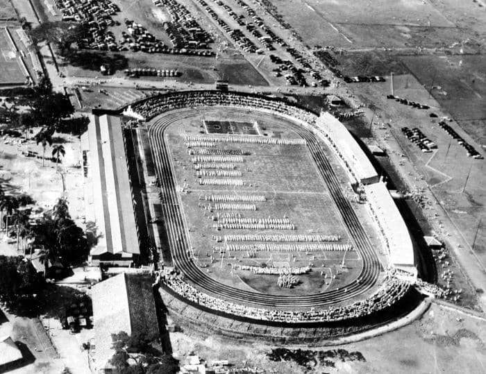 COLLECTIE_TROPENMUSEUM_Luchtfoto_van_het_stadion_waarin_de_opening_van_de_Nationale_Olympische_Week_(Pekan_Olahraga_Nasional)_te_Djakarta_plaatsvindt_TMnr_10017790.jpg