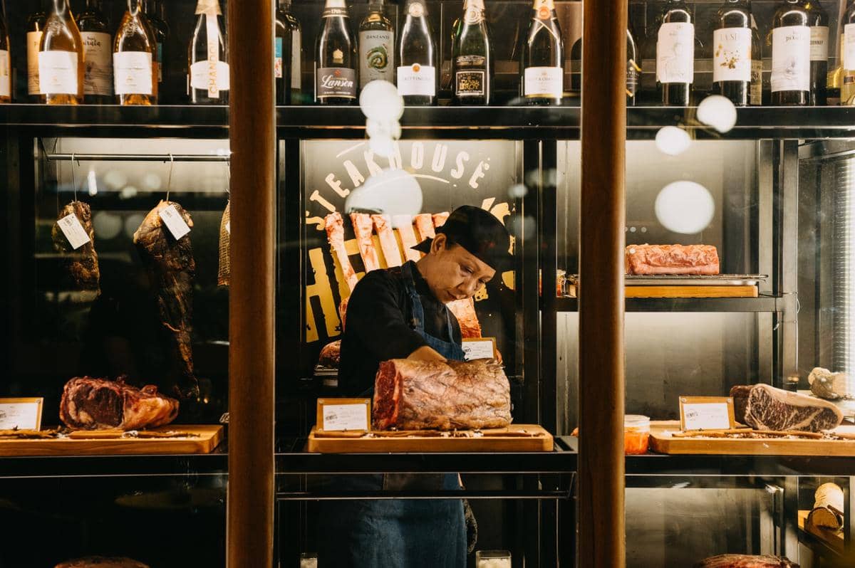 Menikmati Pengalaman Bersantap di HENRY'S Steakhouse Bali