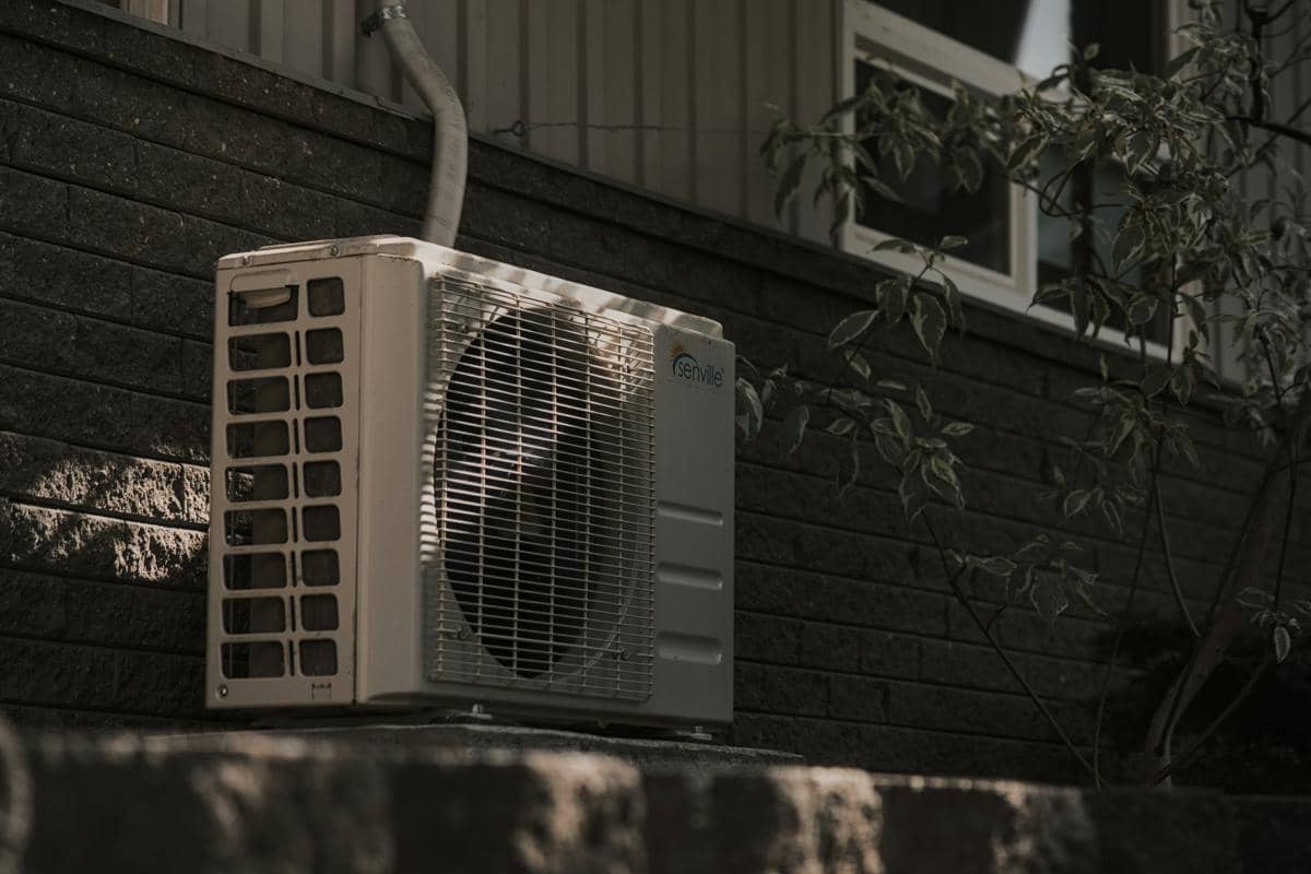 Cara Menyamarkan AC Outdoor agar Gak Ganggu Tampilan Rumah, Kepikiran?