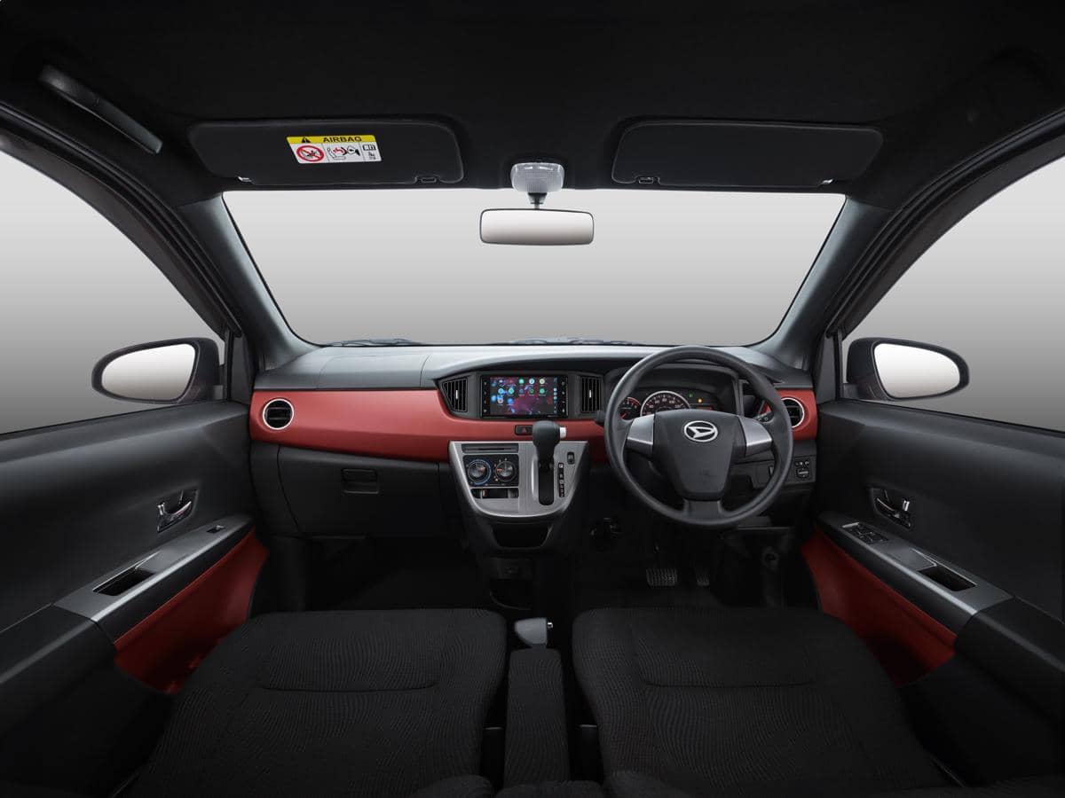 Interior Daihatsu Sigra terbaru berwarna merah dilengkapi head unit baru pada dasbor bagian tengah kendaraan.