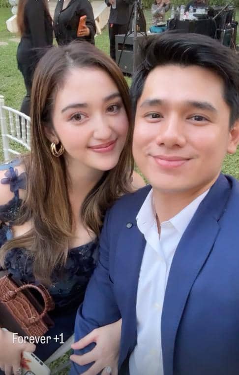 Sejumlah tamu artis berpose bersama di acara pernikahan Dea Annisa dan Mazaki Ahmad dengan busana formal.