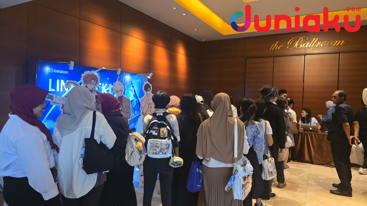Para pengunjung mengantre di meja registrasi fan screening Link Click Season 3 di dalam area acara berlangsung.