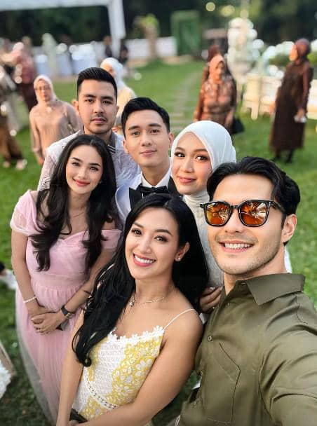 Sejumlah tamu artis berpose bersama dalam suasana pernikahan Dea Annisa dan Mazaki Ahmad.