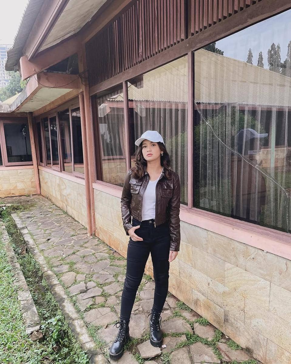 Dea Annisa tampil dengan padu padan busana serba putih sebagai inspirasi gaya mix and match yang sederhana dan elegan.