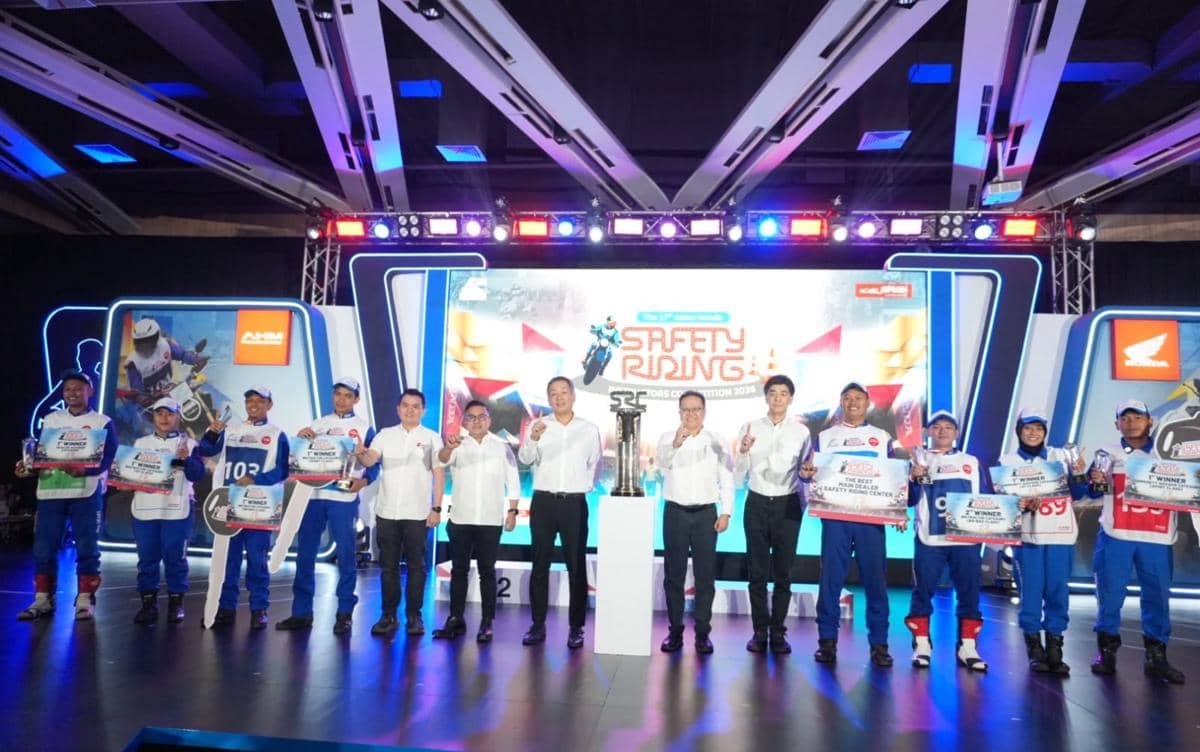 Sejumlah pemenang AHSRIC 2026 berpose bersama sambil memegang trofi dan sertifikat penghargaan di panggung acara.