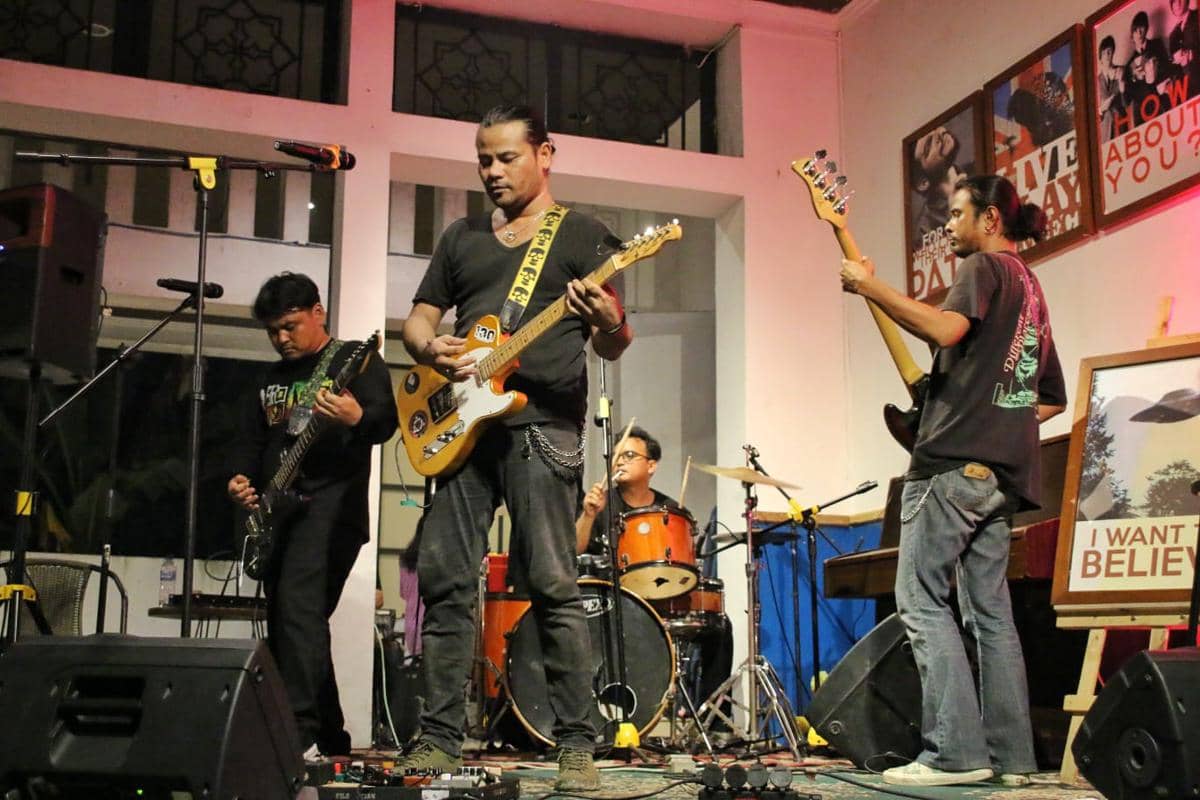 Filsafatian tampil di panggung dalam acara In Release 2 pada Jumat, 7 Agustus 2026, saat membawakan penampilan.