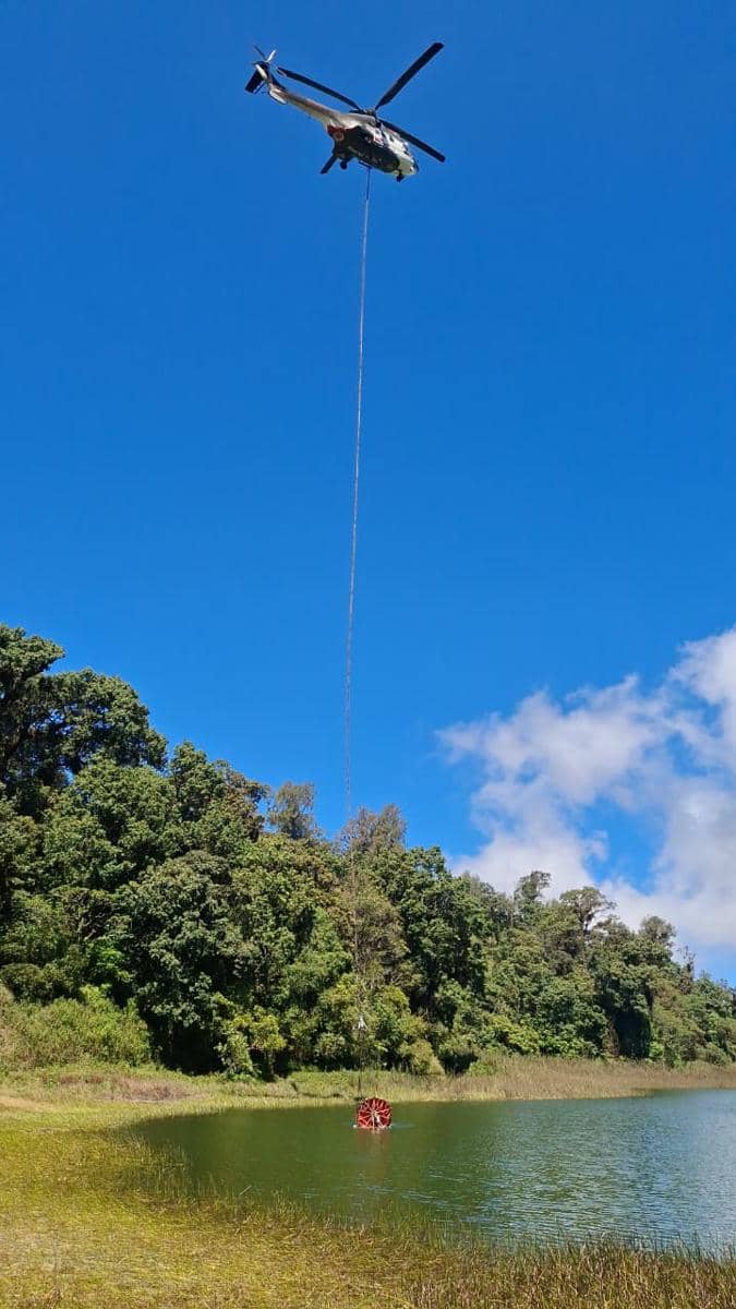 Helikopter mengambil air dari sumber air untuk operasi water bombing kebakaran hutan dan lahan di kawasan Gunung Bromo.