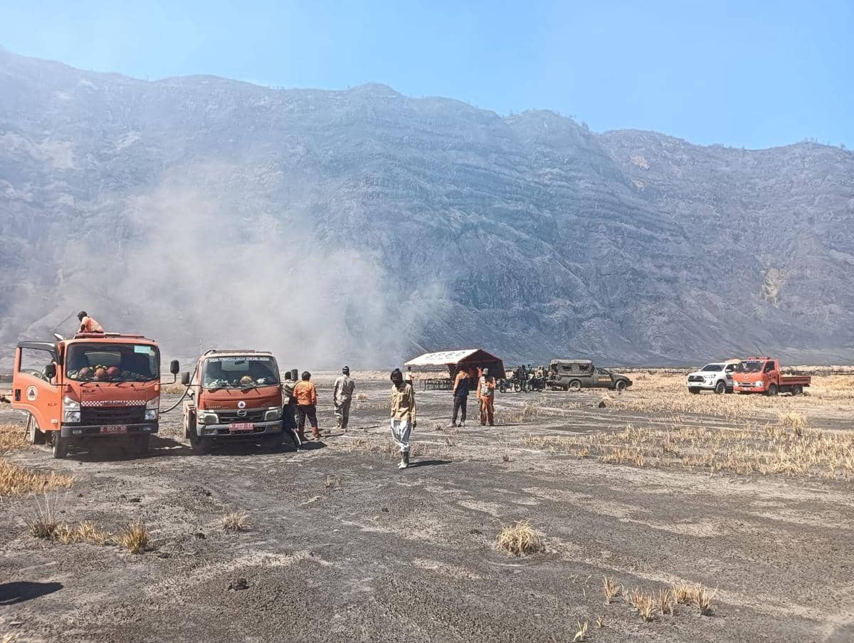 Petugas BPBD Kabupaten Malang melakukan operasi pemadaman kebakaran hutan dan lahan di Gunung Bromo.