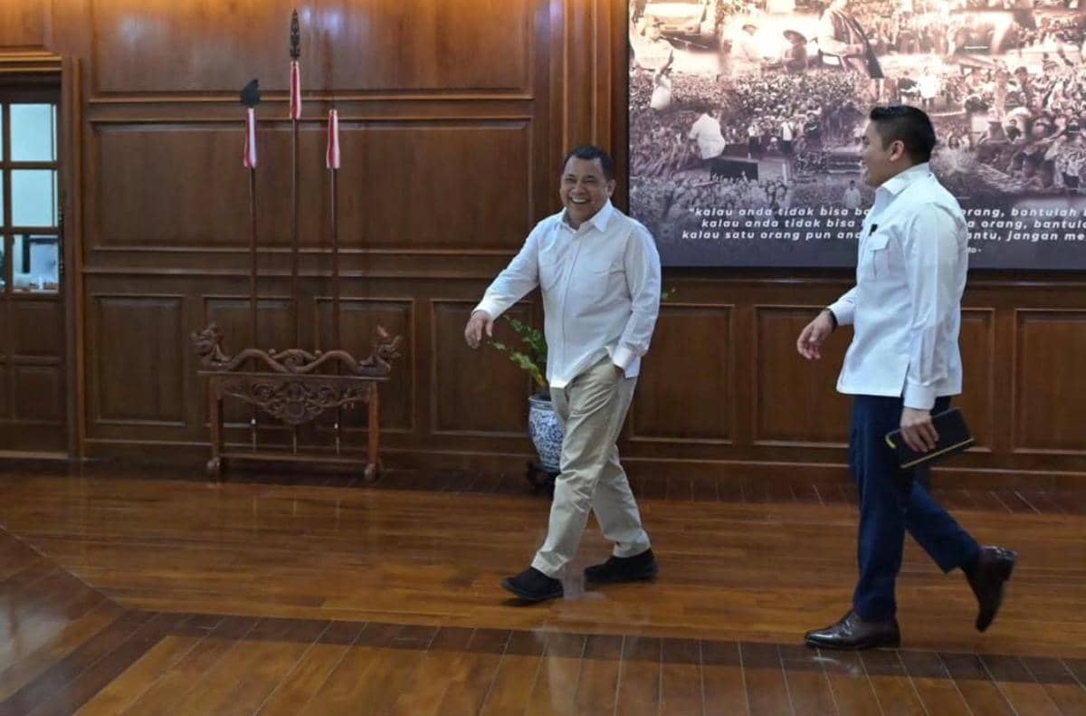 Sekretaris Kabinet (Seskab), Teddy Indra Wijaya, menerima pengusaha asal Kalimantan, Andi Syamsuddin Arsyad atau Haji Isam (Instagram/@sekre