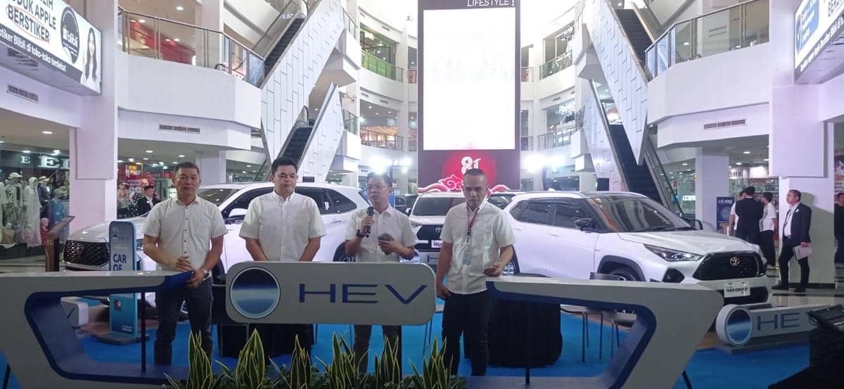 Deretan kendaraan Toyota dipamerkan di area PTC Mall Palembang kepada pengunjung pada 10–16 Agustus 2026.