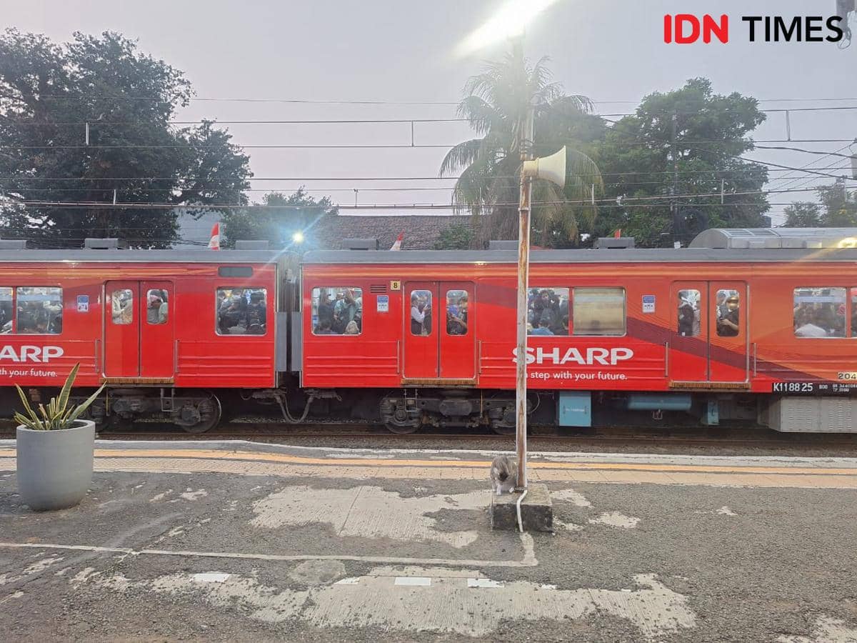 KRL Rangkasbitung Tertunda, Penumpang Tertabrak KA di Jurangmangu. (IDN Times/Lia Hutasoit)