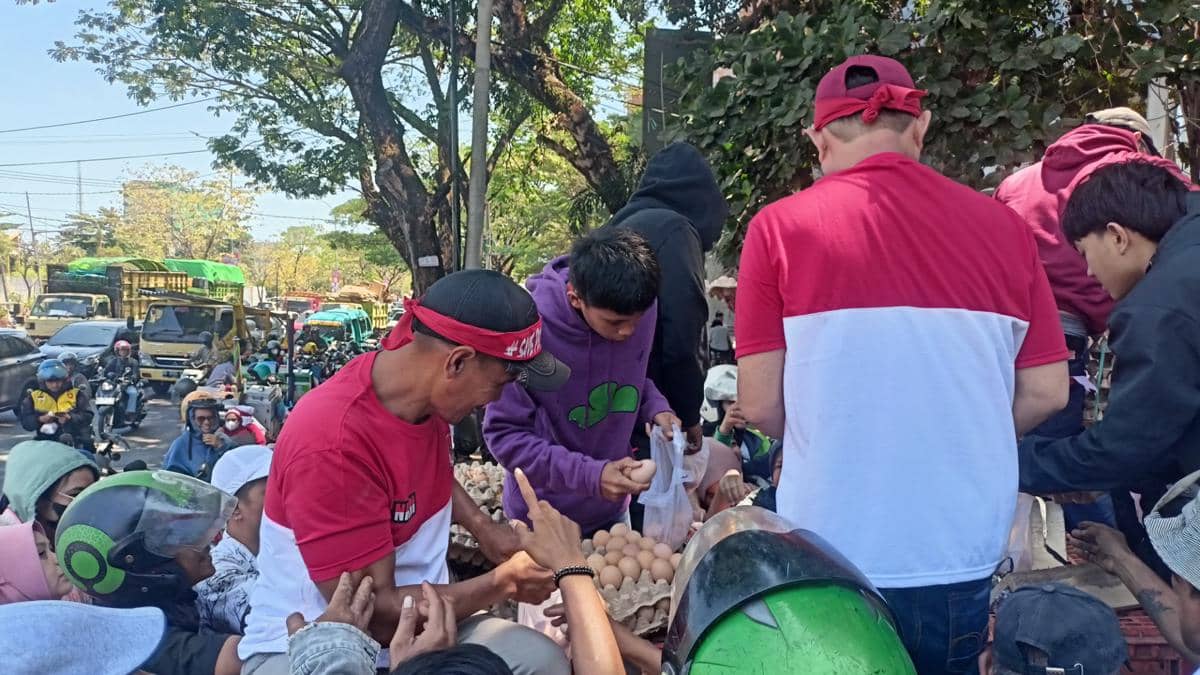 Merugi Setiap Hari, Peternak di Sulsel Bagi-bagi Ayam dan Telur Gratis