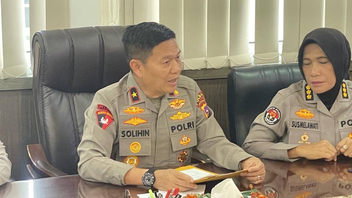 Potret Wakapolda Sumatera Barat, Kombes Pol Solihin, dalam balutan seragam kepolisian saat berada di dalam ruangan.