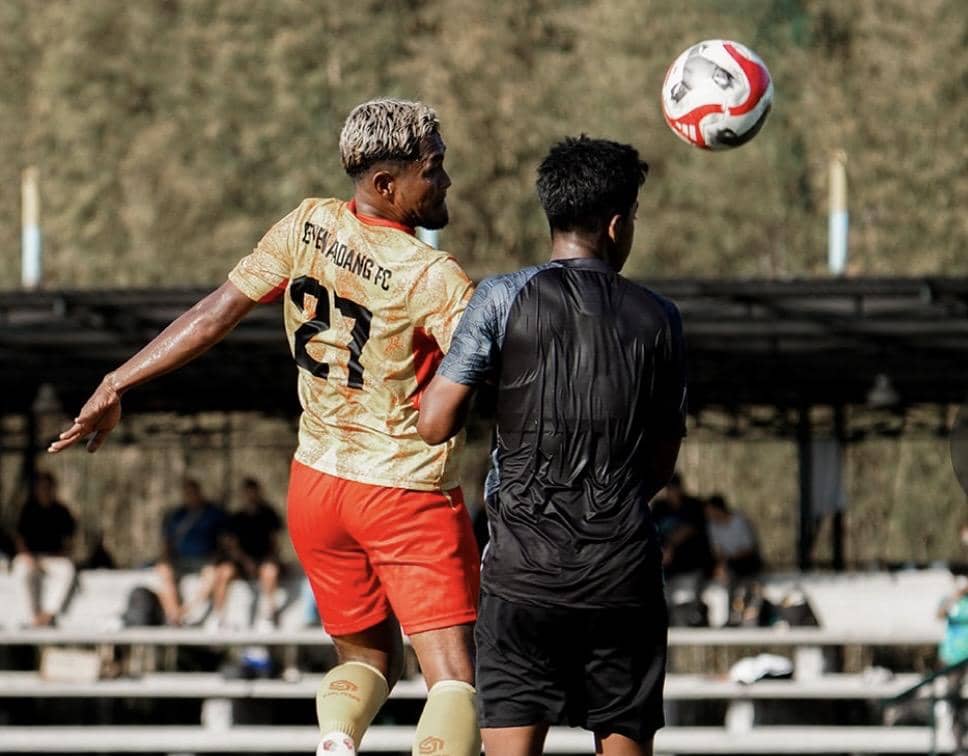 Pemain Semen Padang FC menghadapi Borneo FC dalam laga uji coba sepak bola di lapangan pertandingan.