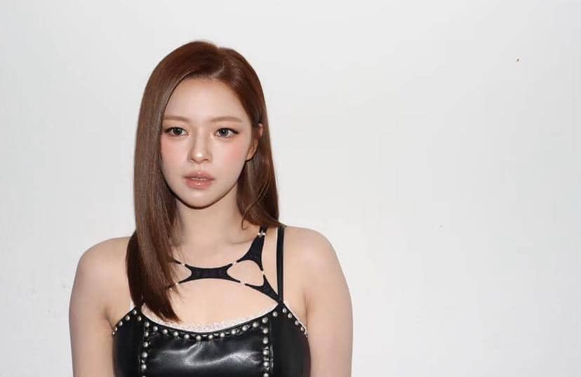 Potret Jeongyeon dalam unggahan akun Instagram pribadinya, jy_piece, dengan wajah menghadap ke arah kamera.