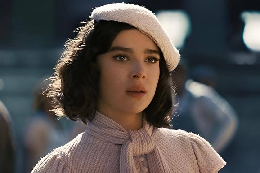 5 Rahasia Kulit Glowing Hailee Steinfeld, Ternyata Sederhana!