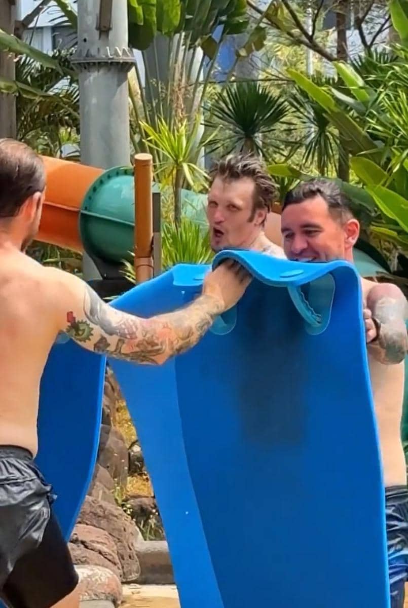 Personel band Neck Deep berpose bersama di area Atlantis Ancol, mengenakan busana kasual dengan latar taman rekreasi.
