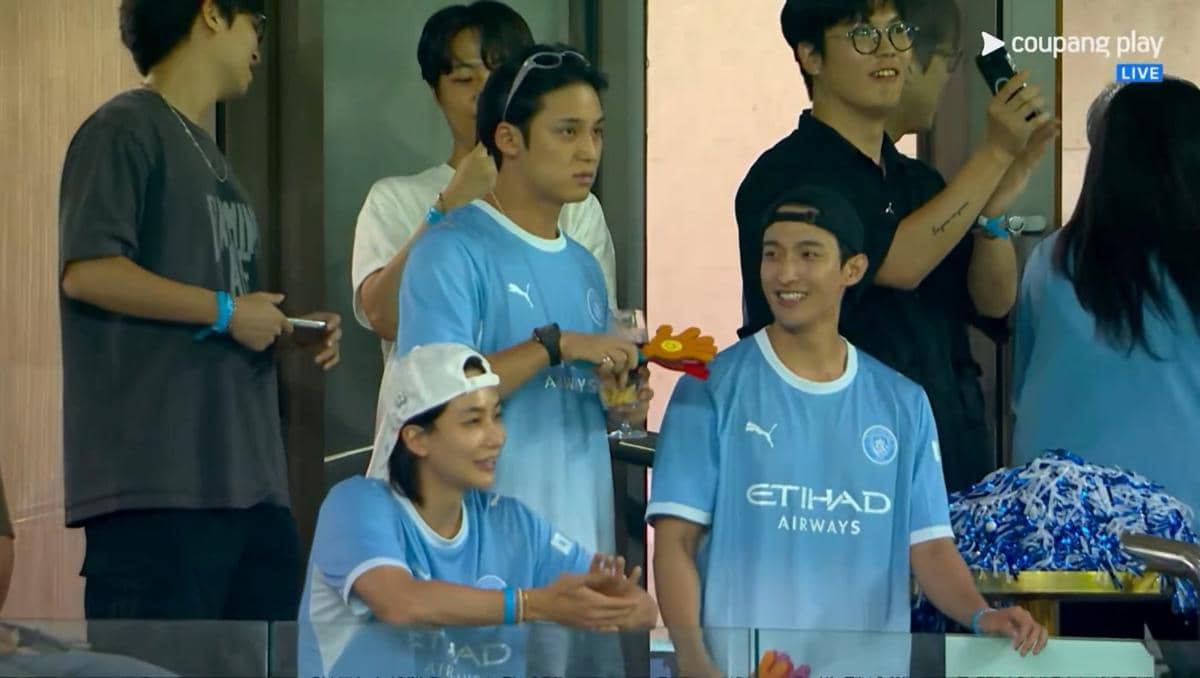 Jeonghan, Mingyu, dan DK SEVENTEEN nonton laga Man City vs Atletico Madrid
