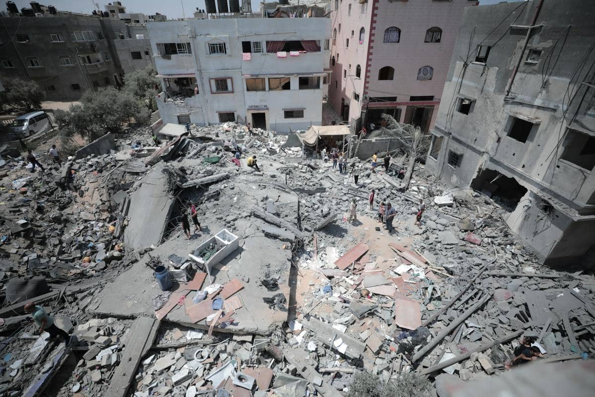 Bangunan yang rusak akibat serangan Angkatan Udara Israel di Jalur Gaza, Palestina.