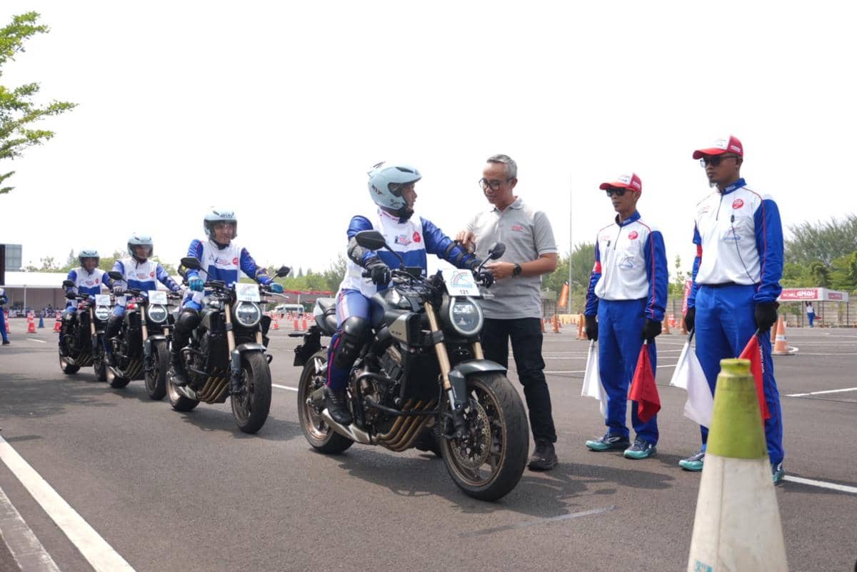 Fasilitas pelatihan berkendara yang menjadi wadah bagi peserta untuk membangun keterampilan mengemudi.