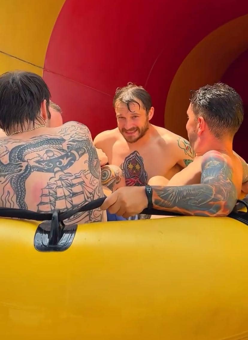 Personel band Neck Deep berpose di area Atlantis Ancol, berdasarkan unggahan Instagram Ancol Taman Impian.