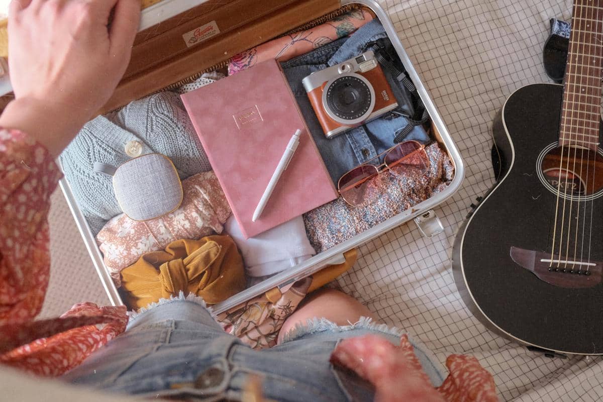 ilustrasi packing barang bawaan