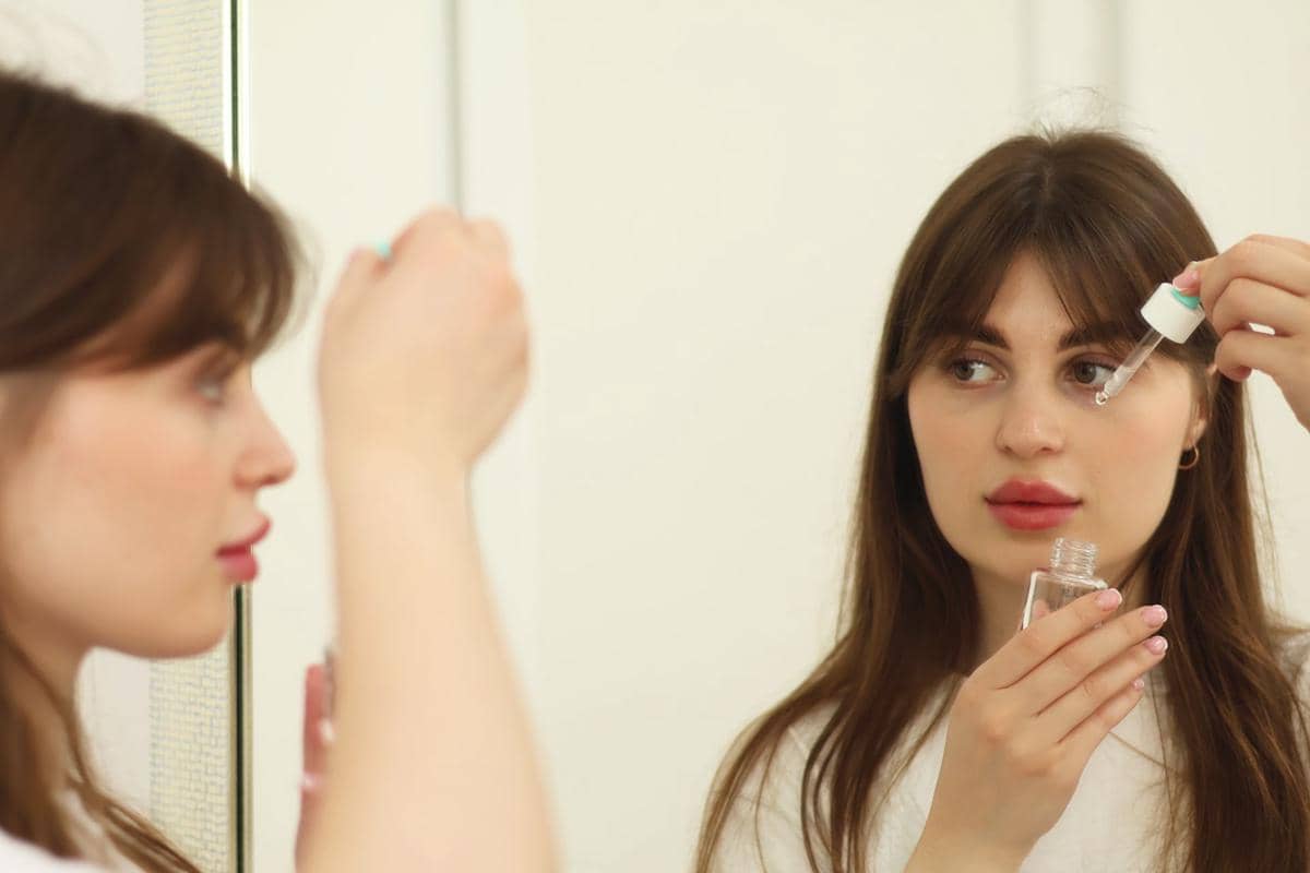 seorang wanita menggunakan skincare
