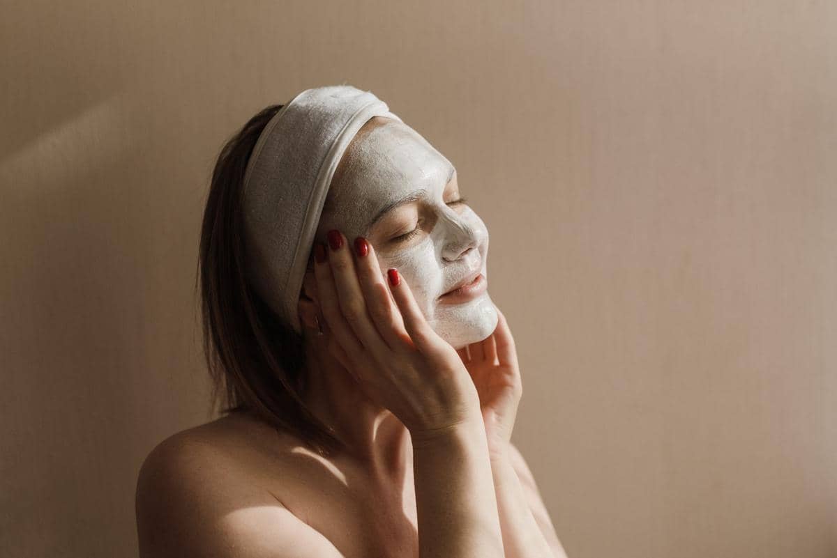 seorang wanita menggunakan masker wajah 
