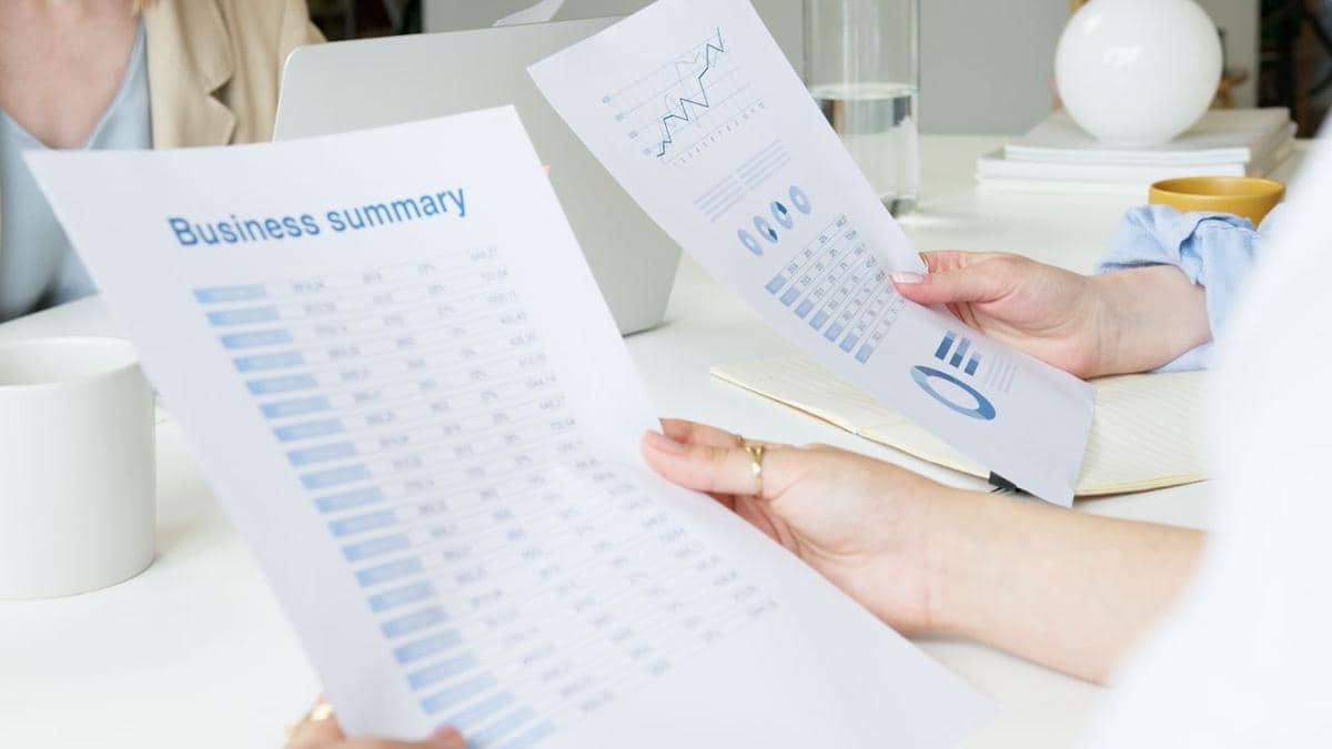 ilustrasi dua profesional bisnis menganalisis laporan di lingkungan kantor