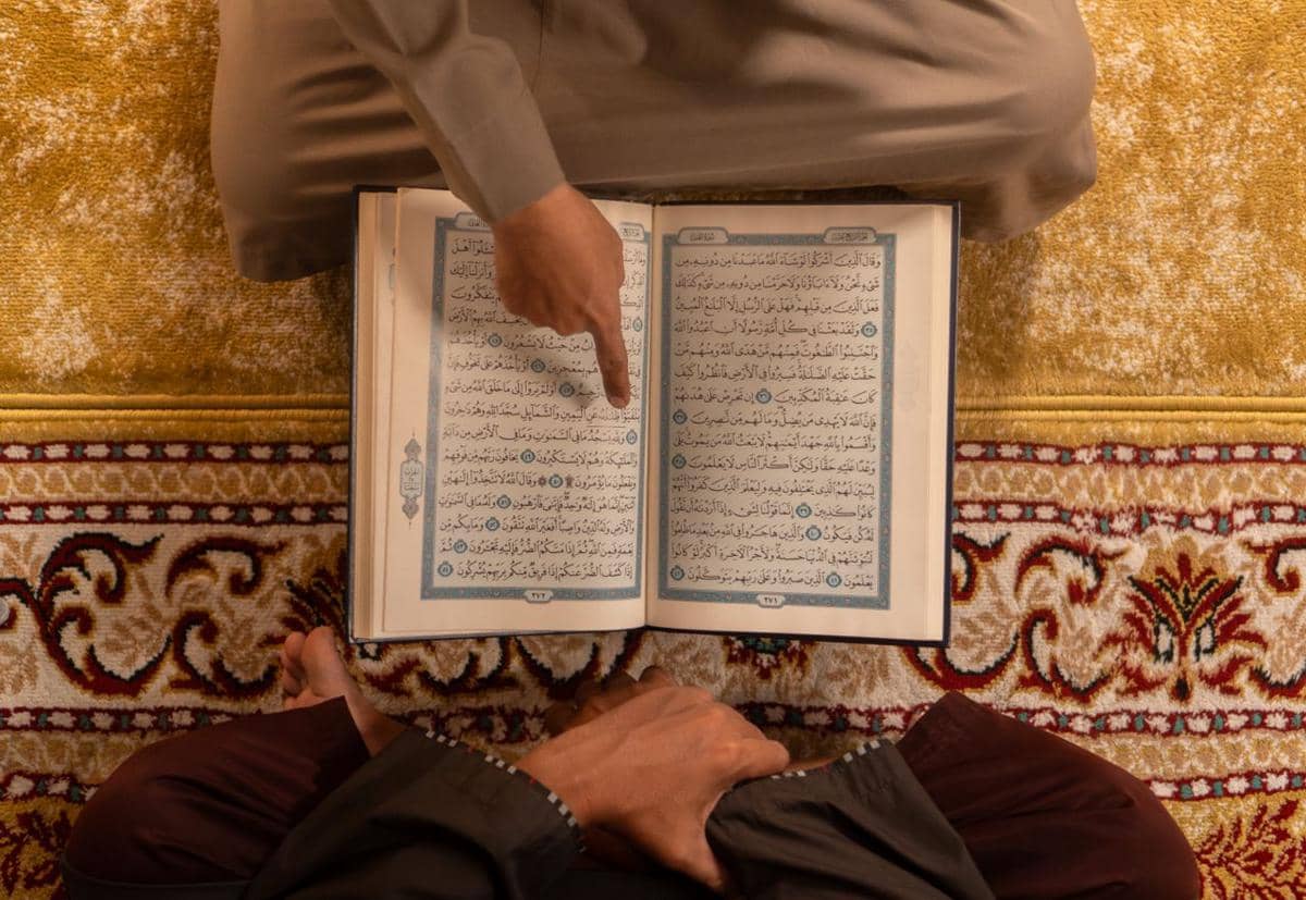 Ilustrasi membaca Al-Qur'an