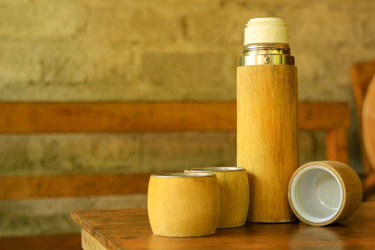 ilustrasi membawa botol tumbler sendiri