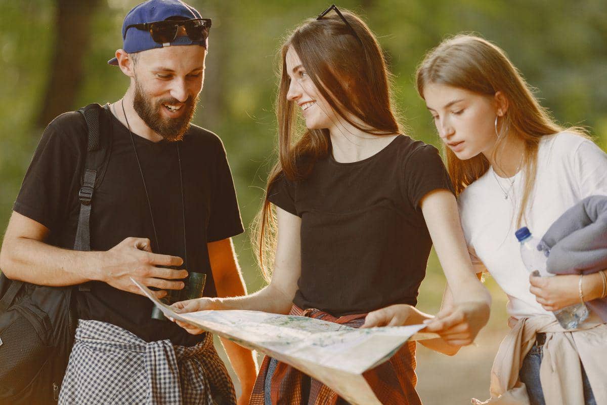 ilustrasi slow travel mengajak kamu lebih bicara dengan warga lokal