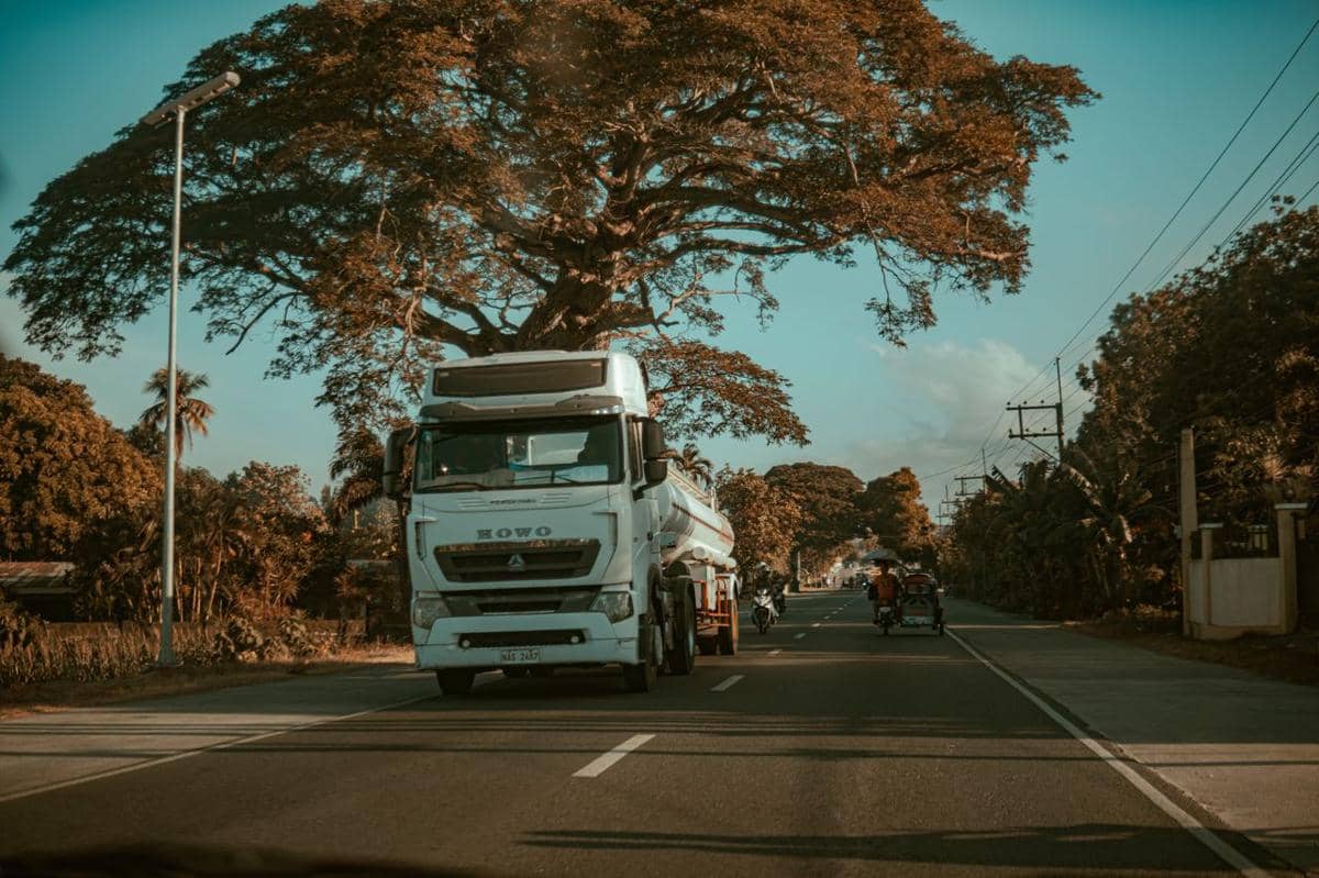 ilustrasi truk di jalan
