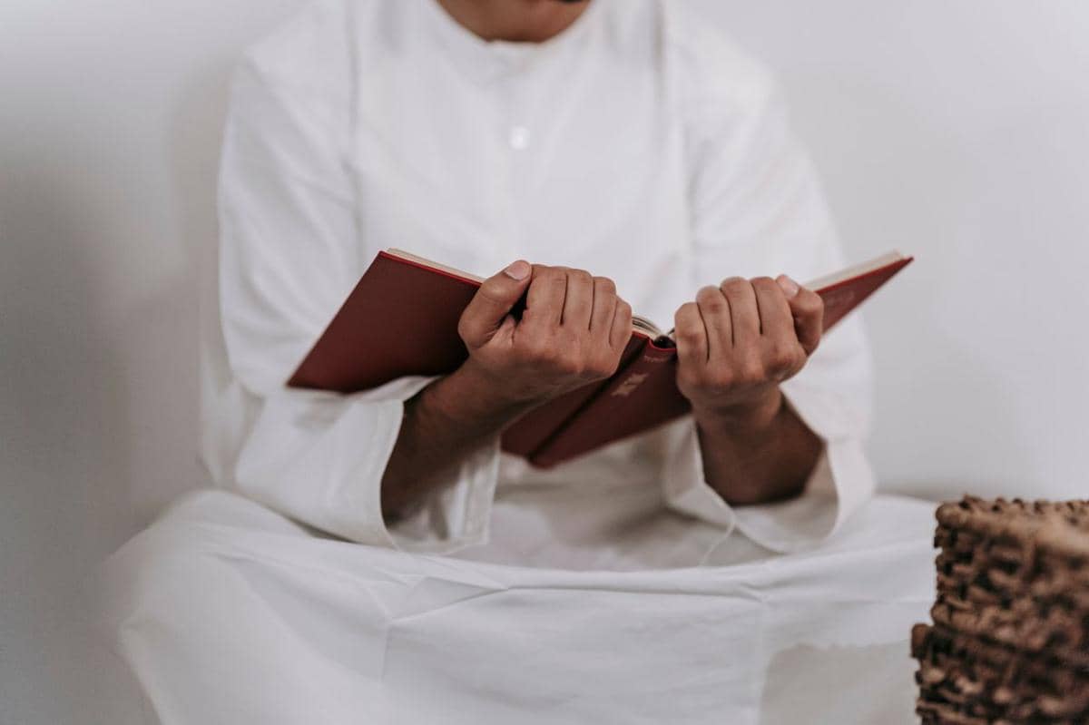Ilustrasi membaca Al-Qur'an
