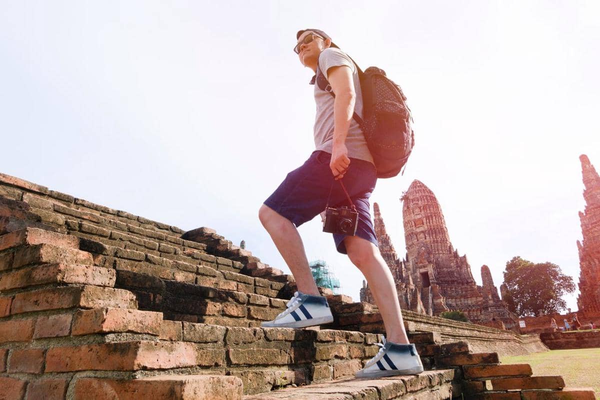 ilustrasi pria traveling