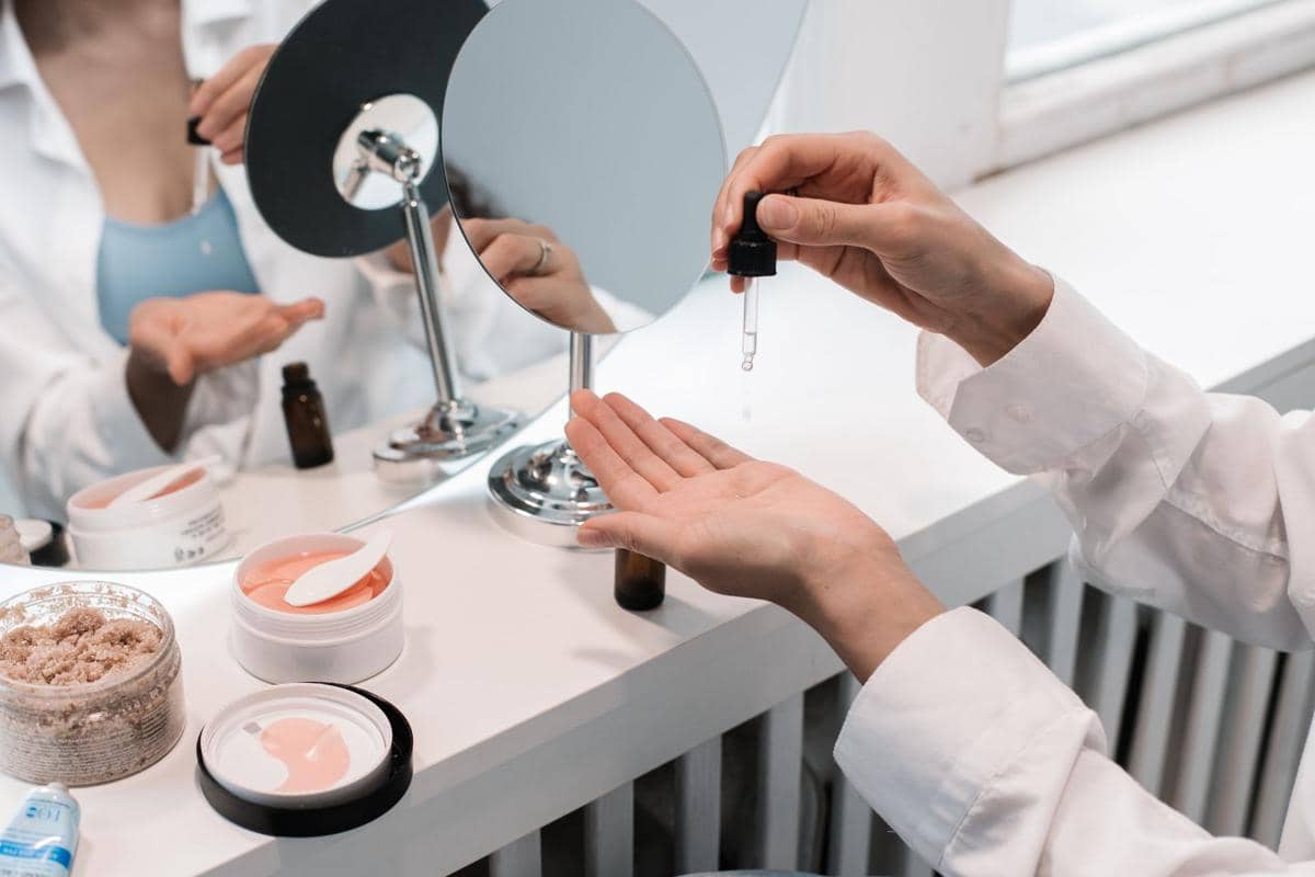 seorang wanita menggunakan skincare