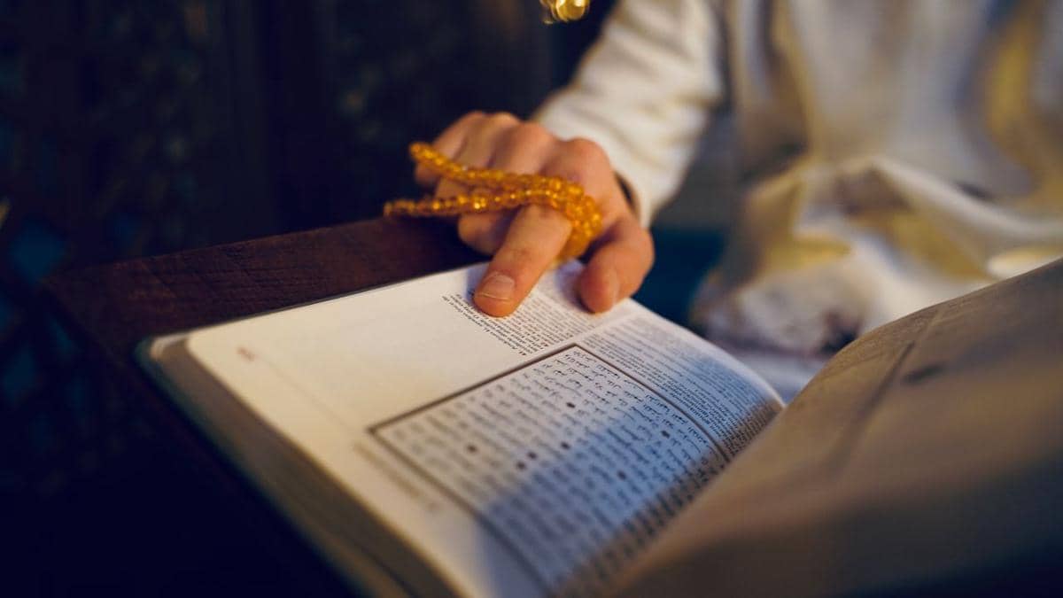 Ilustrasi membaca Al-Qur'an