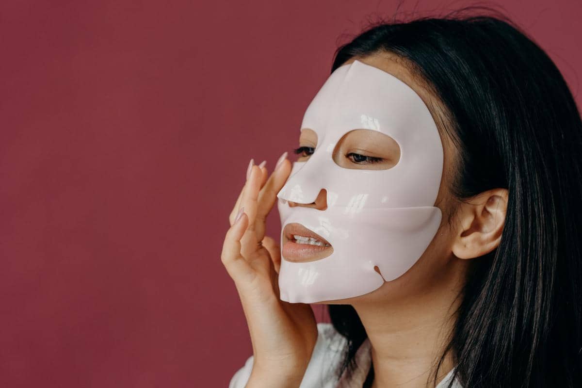 seorang wanita memakai sheet mask