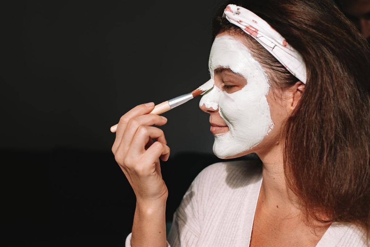 seorang wanita menggunakan masker wajah