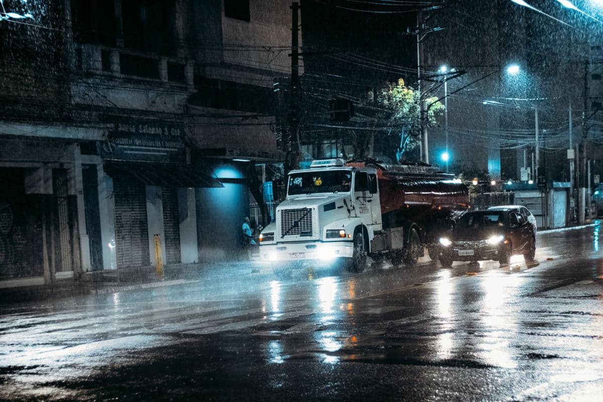 ilustrasi mobil dan truk di jalan