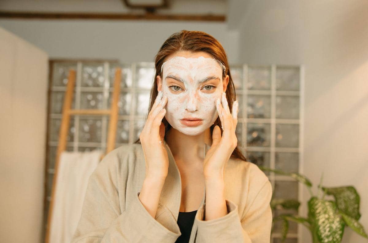 seorang wanita menggunakan masker wajah