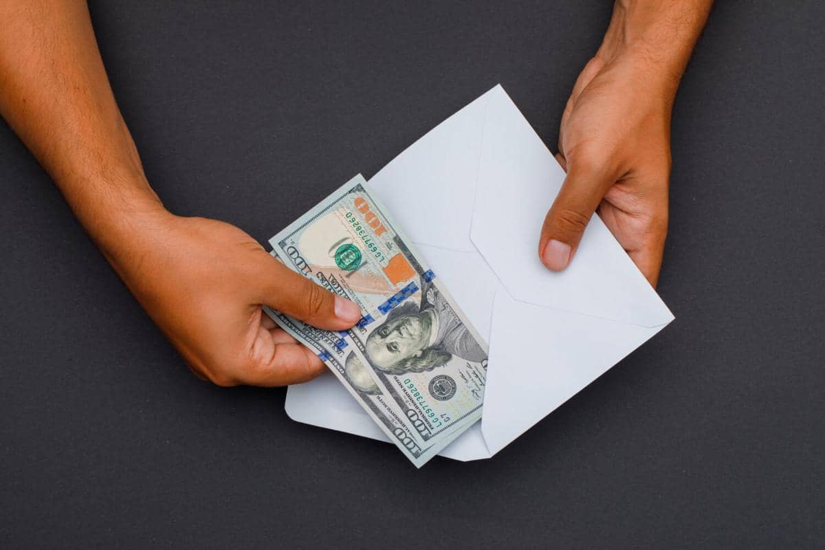 ilustrasi savings, uang dalam amplop, dolar AS